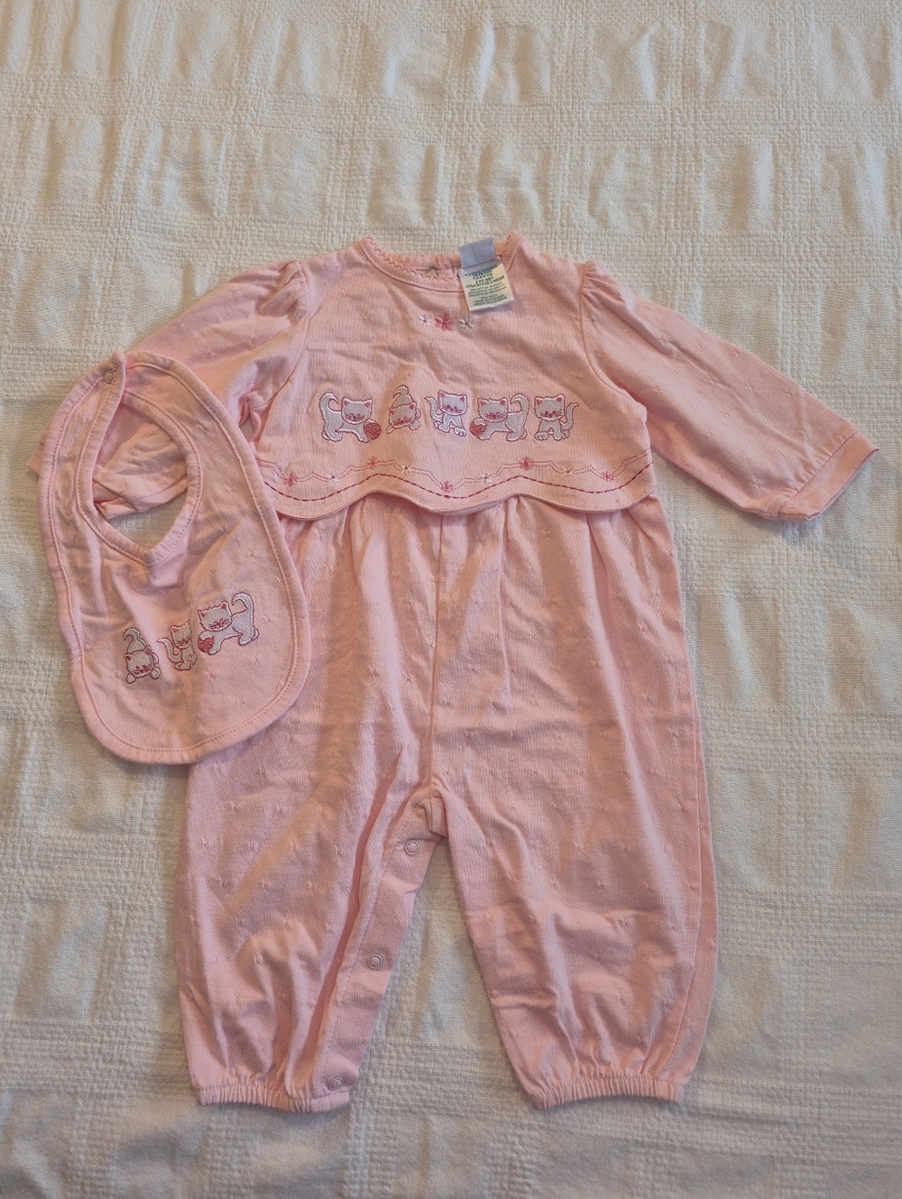 Okie Dokie girls 6/9 months pink romper & matching bib embroidered kittens NEW